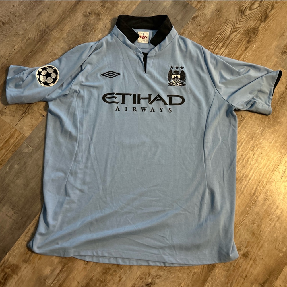 2012-13 Manchester City home soccer jersey by Umbro with KUN AGÜERO #16